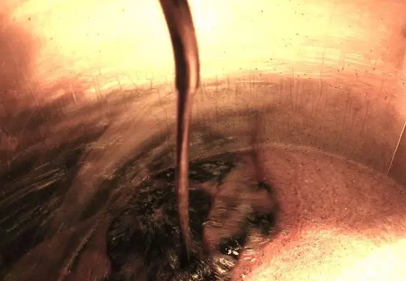 將葡萄酒轉(zhuǎn)移到橡木桶或不銹鋼桶時(shí)，酒糟會(huì)被完全隔離